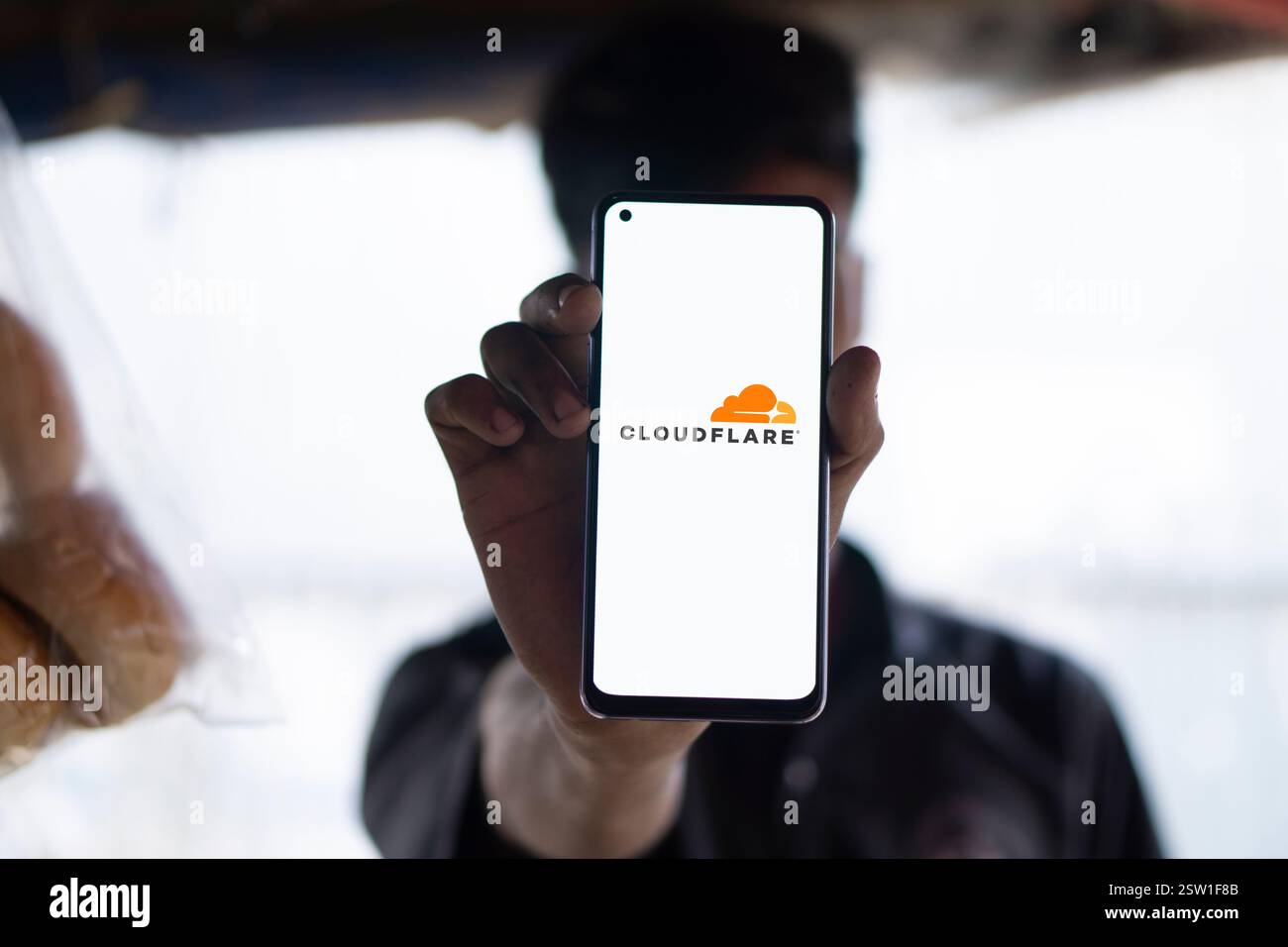 Dhaka, Bangladesh- 05 août 2024 : le logo Cloudflare est affiché sur le smartphone. Cloudflare est une société de technologie basée aux États-Unis offrant un site Web Banque D'Images