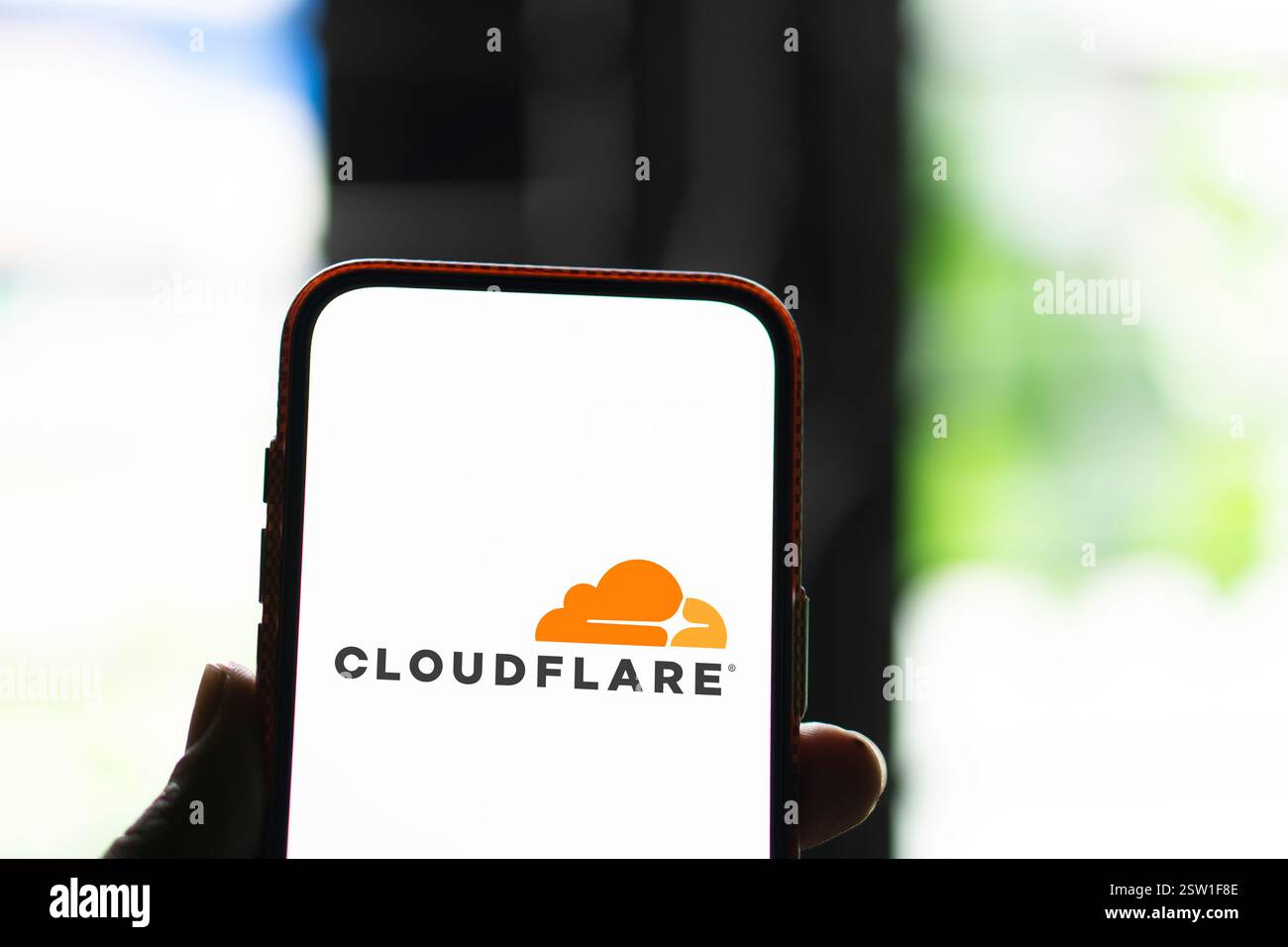 Dhaka, Bangladesh- 05 août 2024 : le logo Cloudflare est affiché sur le smartphone. Cloudflare est une société de technologie basée aux États-Unis offrant un site Web Banque D'Images
