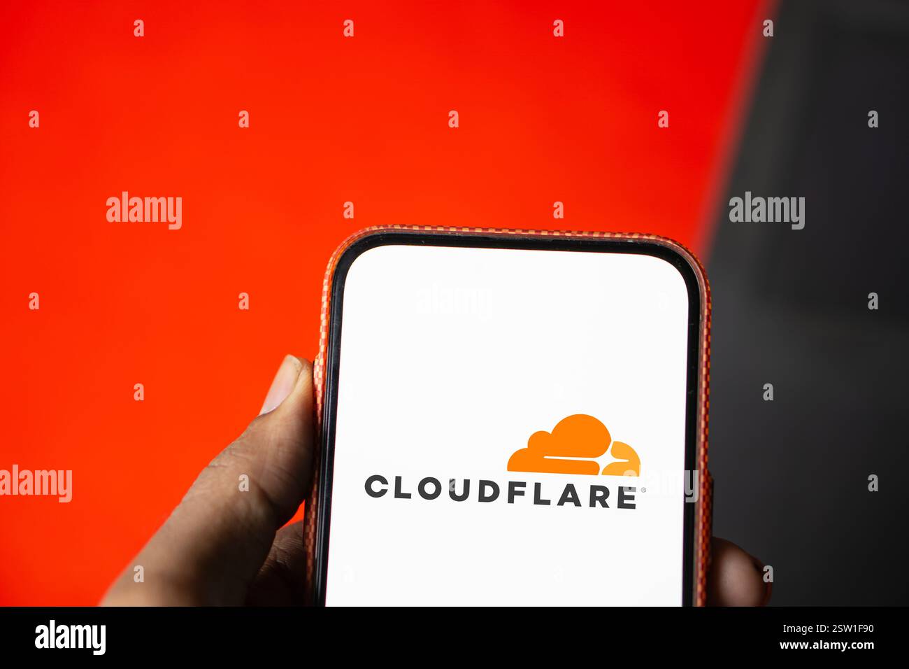 Dhaka, Bangladesh- 05 août 2024 : le logo Cloudflare est affiché sur le smartphone. Cloudflare est une société de technologie basée aux États-Unis offrant un site Web Banque D'Images