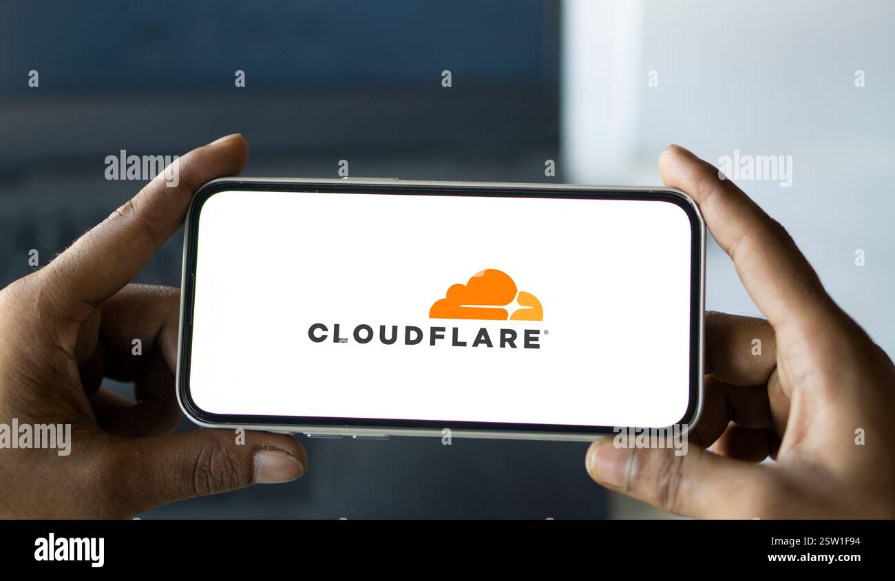 Dhaka, Bangladesh- 05 août 2024 : le logo Cloudflare est affiché sur le smartphone. Cloudflare est une société de technologie basée aux États-Unis offrant un site Web Banque D'Images