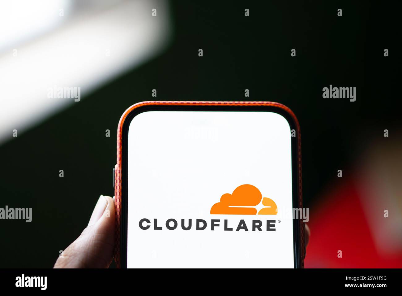 Dhaka, Bangladesh- 05 août 2024 : le logo Cloudflare est affiché sur le smartphone. Cloudflare est une société de technologie basée aux États-Unis offrant un site Web Banque D'Images