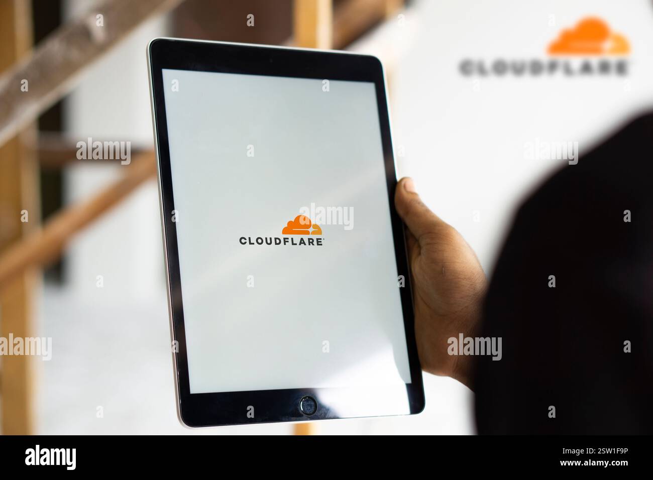 Dhaka, Bangladesh- 05 août 2024 : le logo Cloudflare est affiché sur iPad. Cloudflare est une société de technologie basée aux États-Unis qui offre un site web securi Banque D'Images