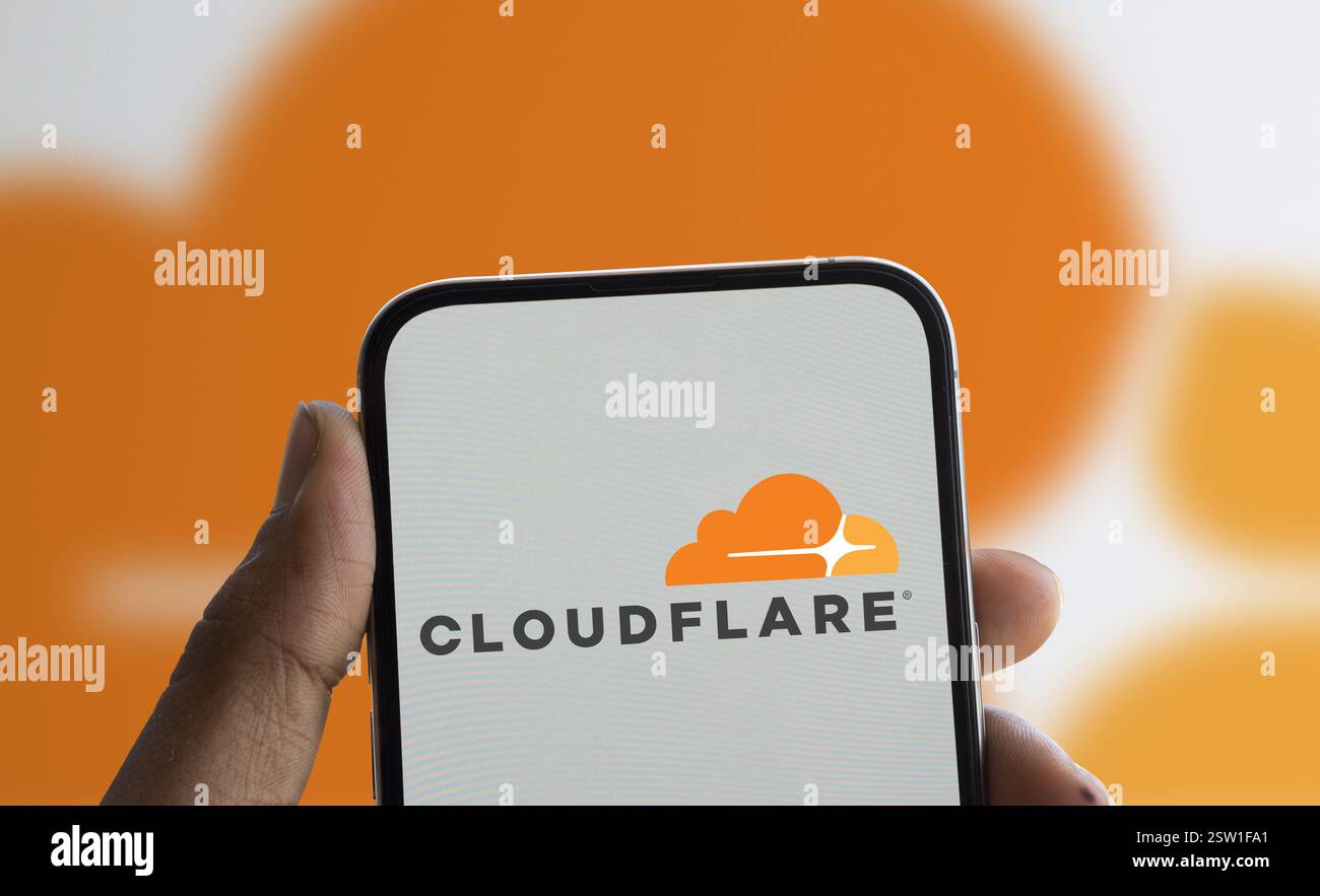 Dhaka, Bangladesh- 05 août 2024 : le logo Cloudflare est affiché sur le smartphone. Cloudflare est une société de technologie basée aux États-Unis offrant un site Web Banque D'Images