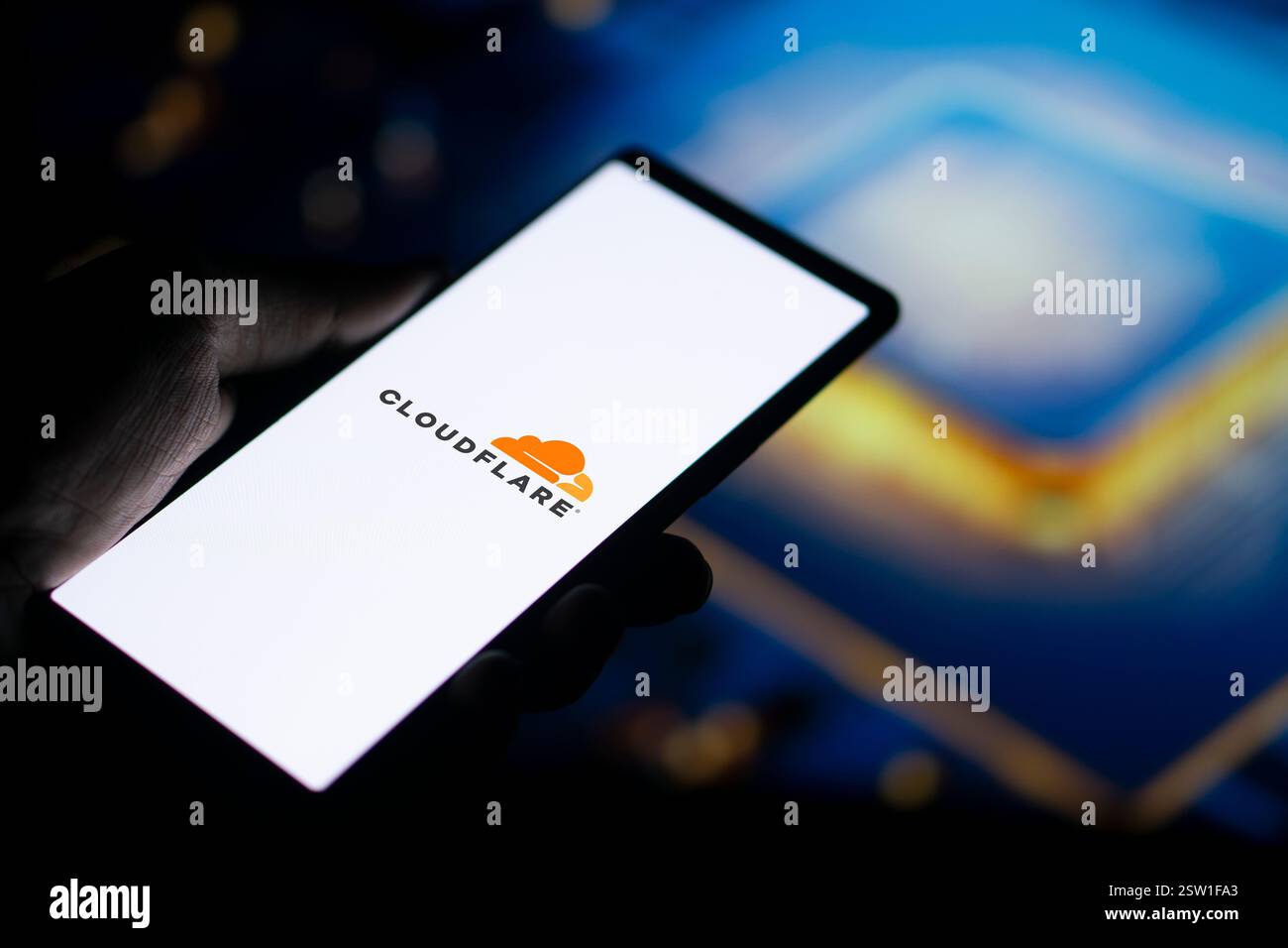 Dhaka, Bangladesh- 05 août 2024 : le logo Cloudflare est affiché sur le smartphone. Cloudflare est une société de technologie basée aux États-Unis offrant un site Web Banque D'Images