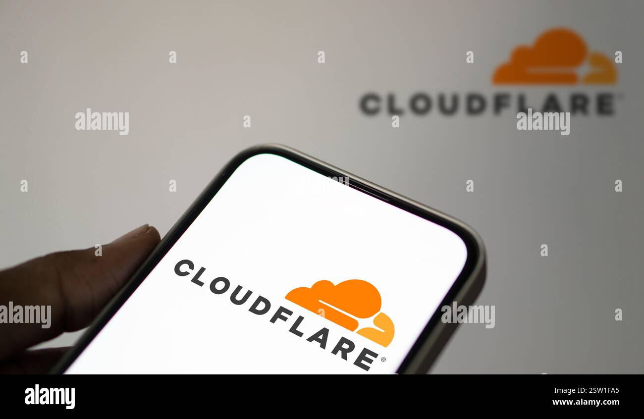 Dhaka, Bangladesh- 05 août 2024 : le logo Cloudflare est affiché sur le smartphone. Cloudflare est une société de technologie basée aux États-Unis offrant un site Web Banque D'Images