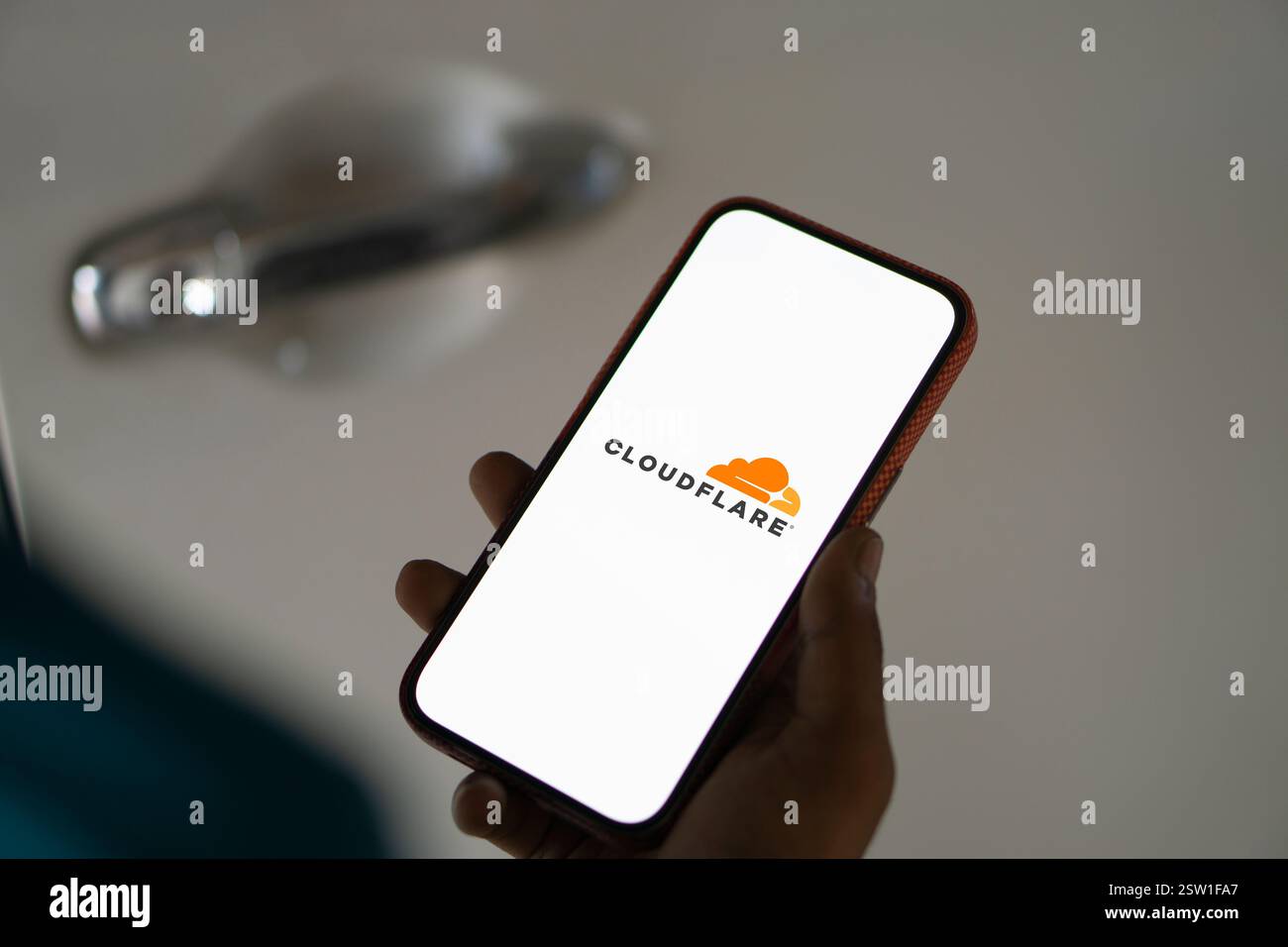 Dhaka, Bangladesh- 05 août 2024 : le logo Cloudflare est affiché sur le smartphone. Cloudflare est une société de technologie basée aux États-Unis offrant un site Web Banque D'Images
