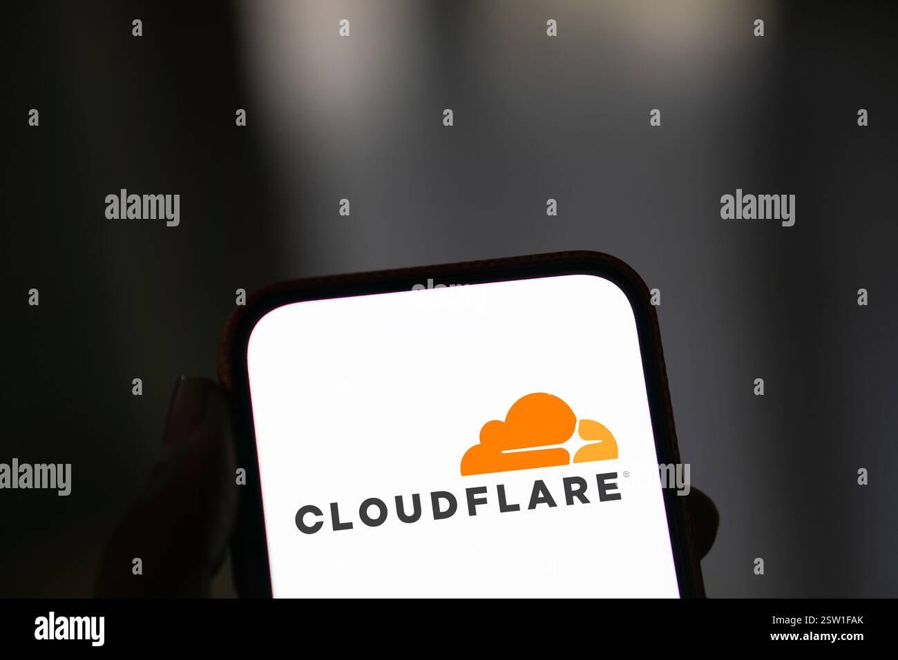 Dhaka, Bangladesh- 05 août 2024 : le logo Cloudflare est affiché sur le smartphone. Cloudflare est une société de technologie basée aux États-Unis offrant un site Web Banque D'Images