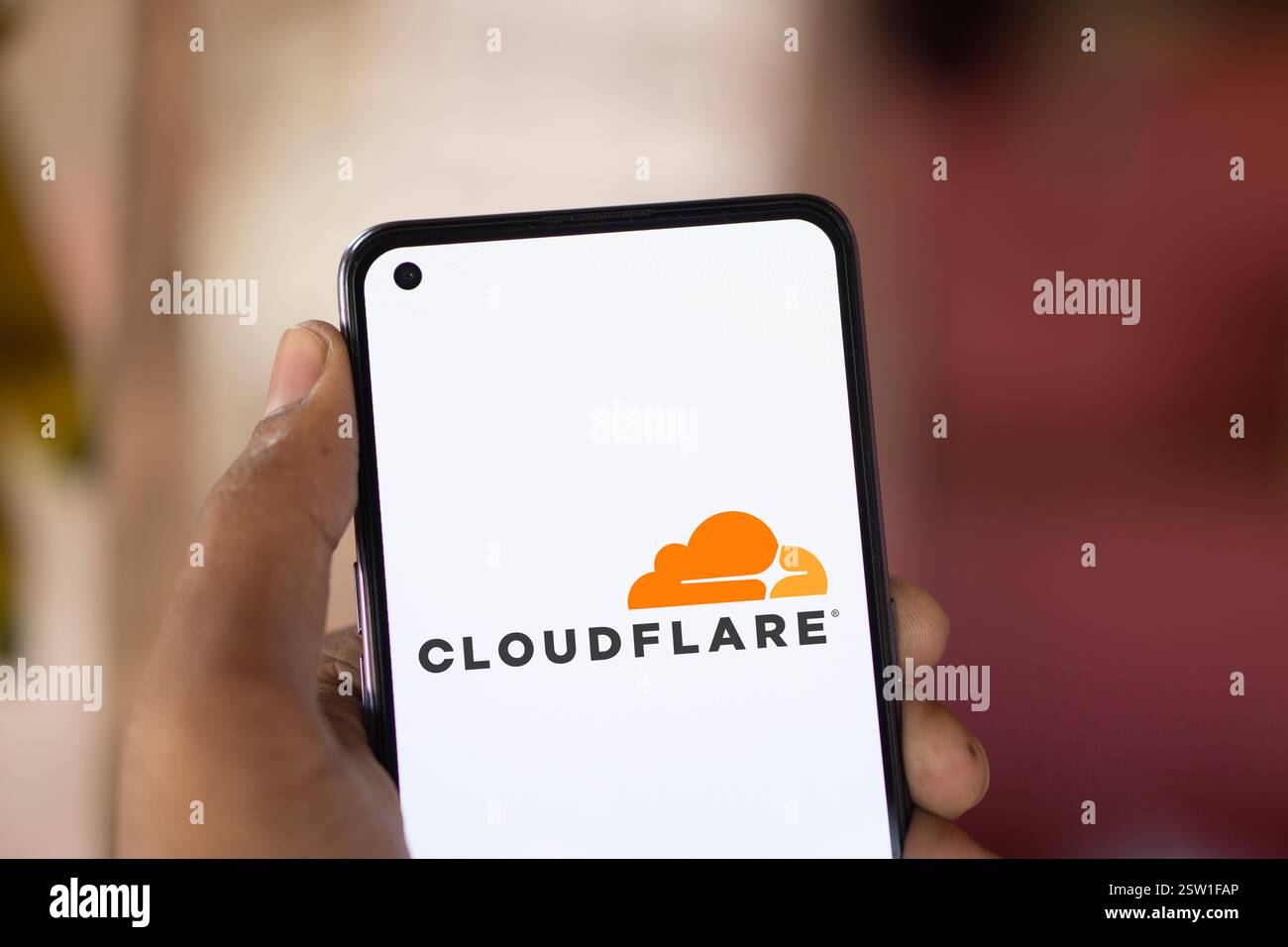 Dhaka, Bangladesh- 05 août 2024 : le logo Cloudflare est affiché sur le smartphone. Cloudflare est une société de technologie basée aux États-Unis offrant un site Web Banque D'Images