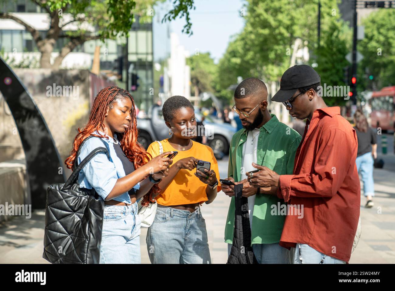 Les amis noirs utilisent des smartphones ne communiquent pas ne font pas attention les uns aux autres, embourbés dans les médias sociaux Banque D'Images