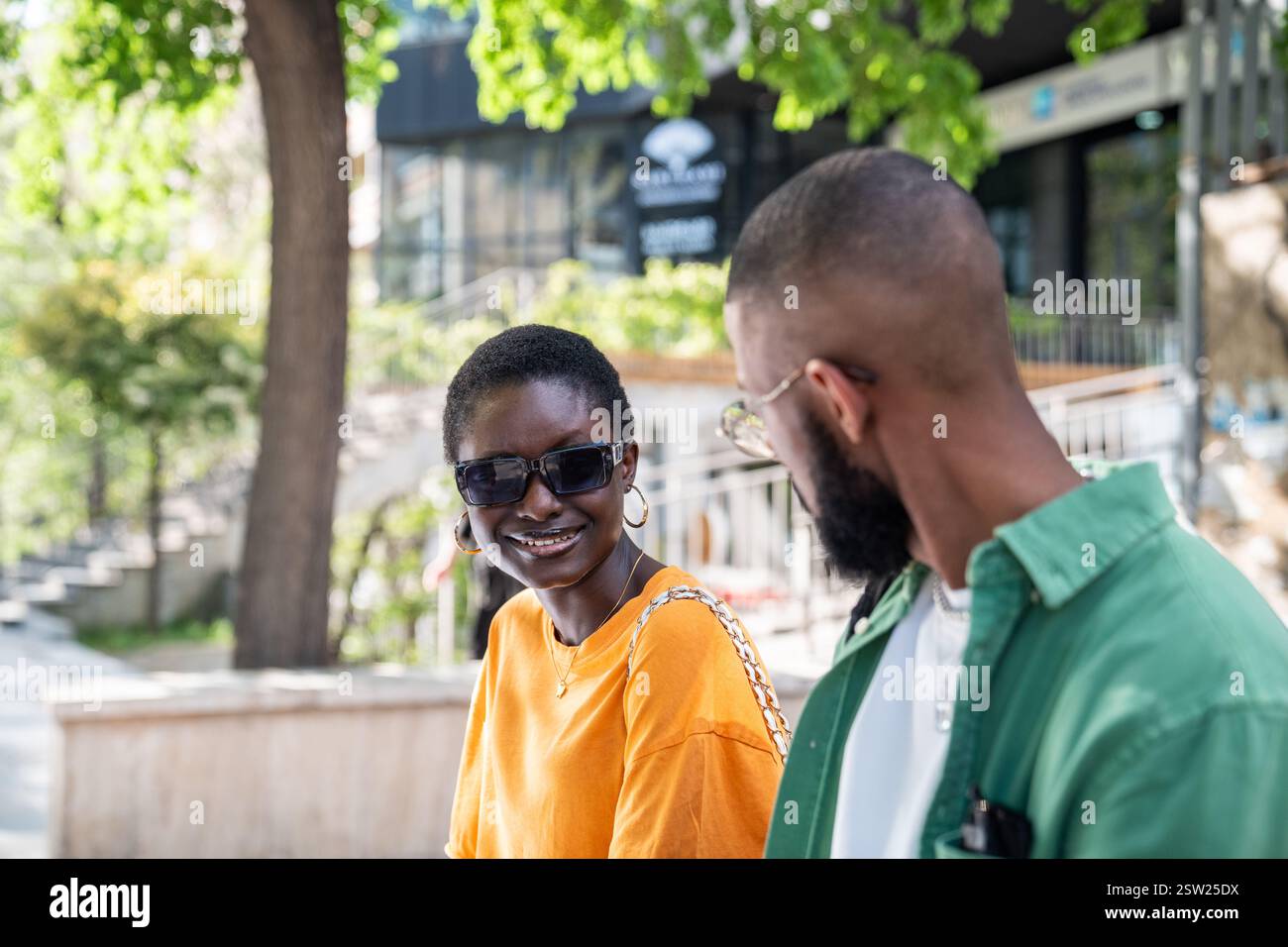 Amoureux heureux couple noir rencontré dans la rue pour la date assis souriant bavarder profiter de l'attraction pour l'autre Banque D'Images