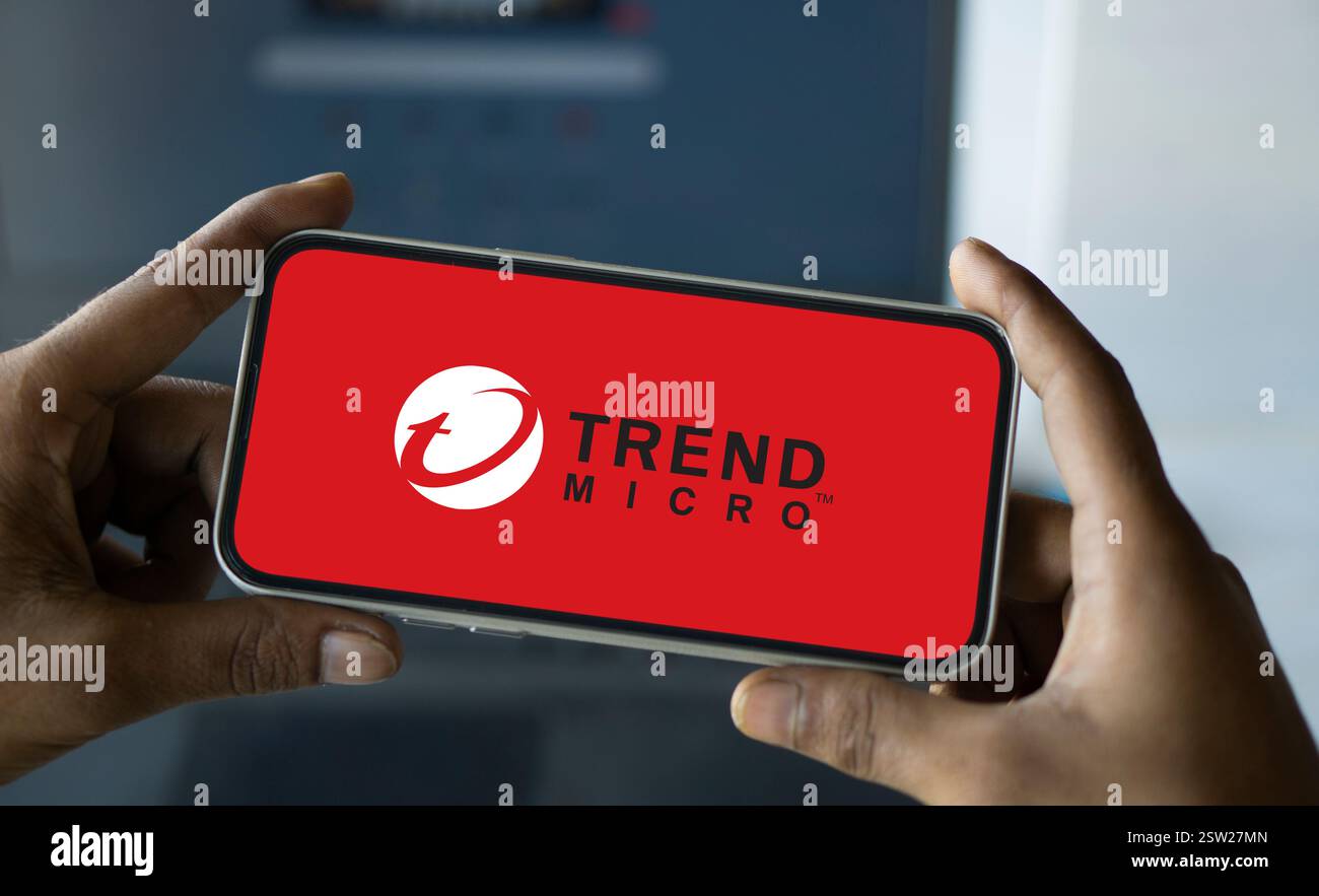 Dhaka, Bangladesh- 09 août 2024 : le logo Trend Micro Inc. est affiché sur le smartphone. Trend Micro Inc â est un cyb américain-JapaneseÂ Banque D'Images
