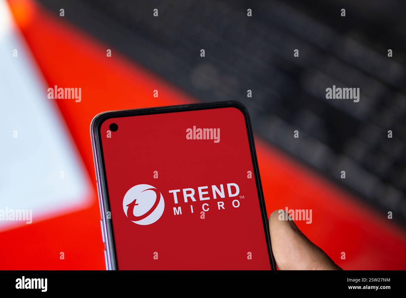 Dhaka, Bangladesh- 09 août 2024 : le logo Trend Micro Inc. est affiché sur le smartphone. Trend Micro Inc â est un cyb américain-JapaneseÂ Banque D'Images