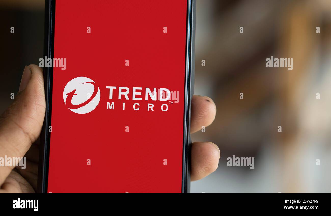 Dhaka, Bangladesh- 09 août 2024 : le logo Trend Micro Inc. est affiché sur le smartphone. Trend Micro Inc â est un cyb américain-JapaneseÂ Banque D'Images