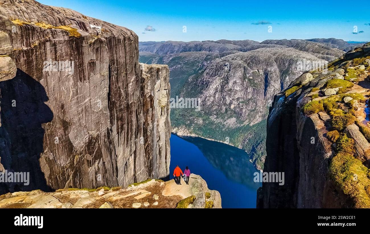 La vue absolument époustouflante et imprenable de Kjeragbolten dans les magnifiques fjords de Norvège Banque D'Images