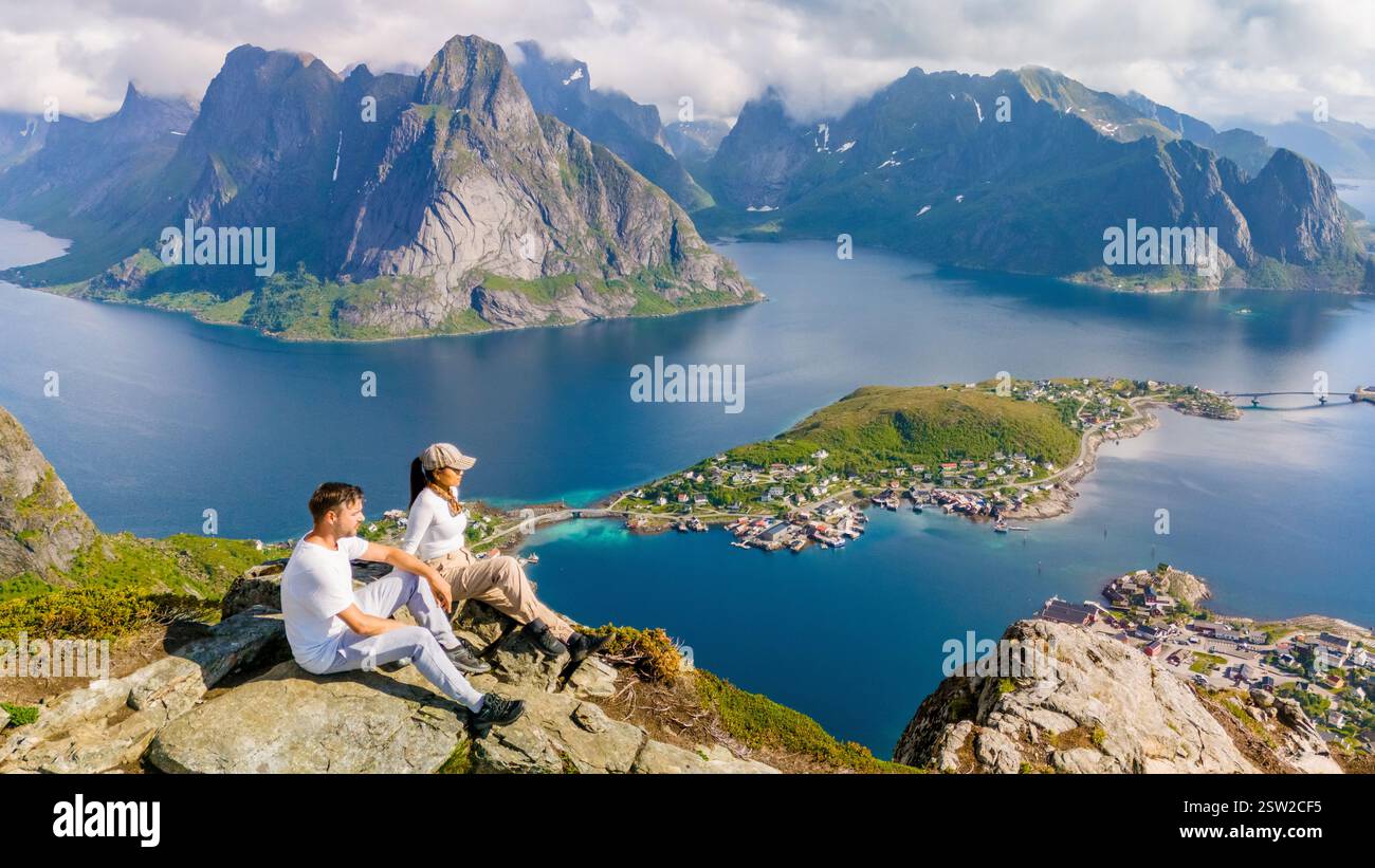 Un couple profite de la belle vue sur Reine depuis la magnifique montagne Reinebringen située en Norvège Banque D'Images