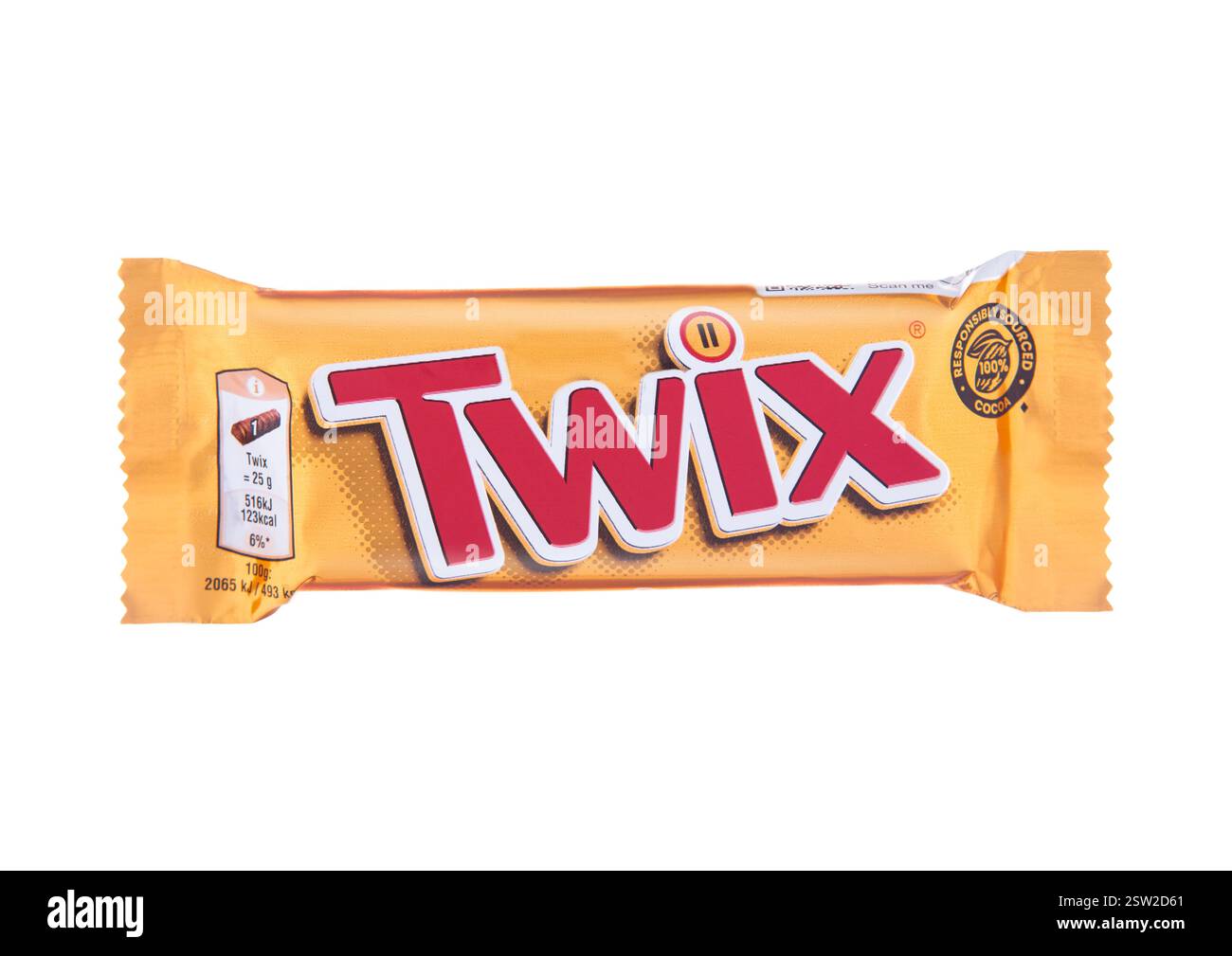 LONDRES, Royaume-Uni - 27 OCTOBRE 2024 : Twix combinaison de biscuit croquant, délicieux caramel et barre de chocolat crémeuse sur blanc. Banque D'Images