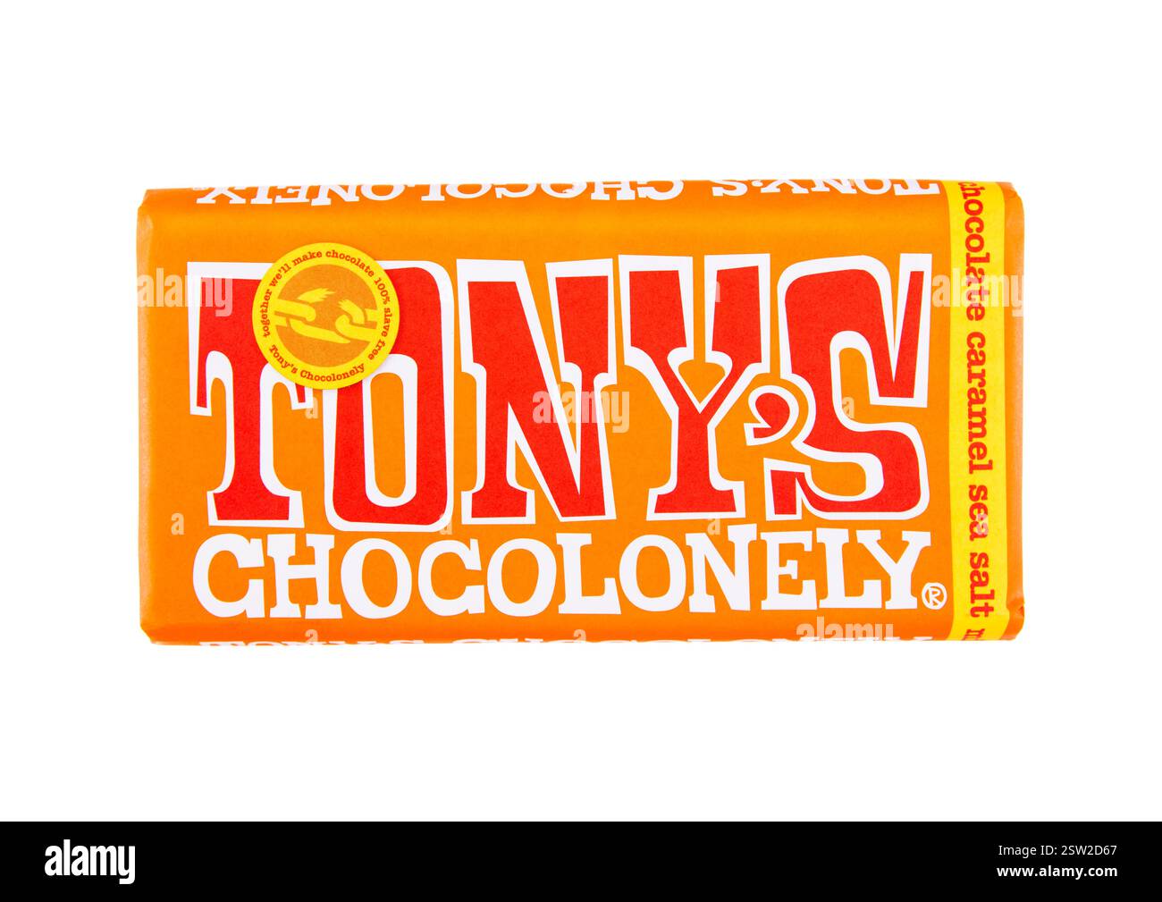 LONDRES, Royaume-Uni - 27 DÉCEMBRE 2024 : Grande barre de chocolat au lait Tony's avec caramel au sel de mer sur blanc. Banque D'Images