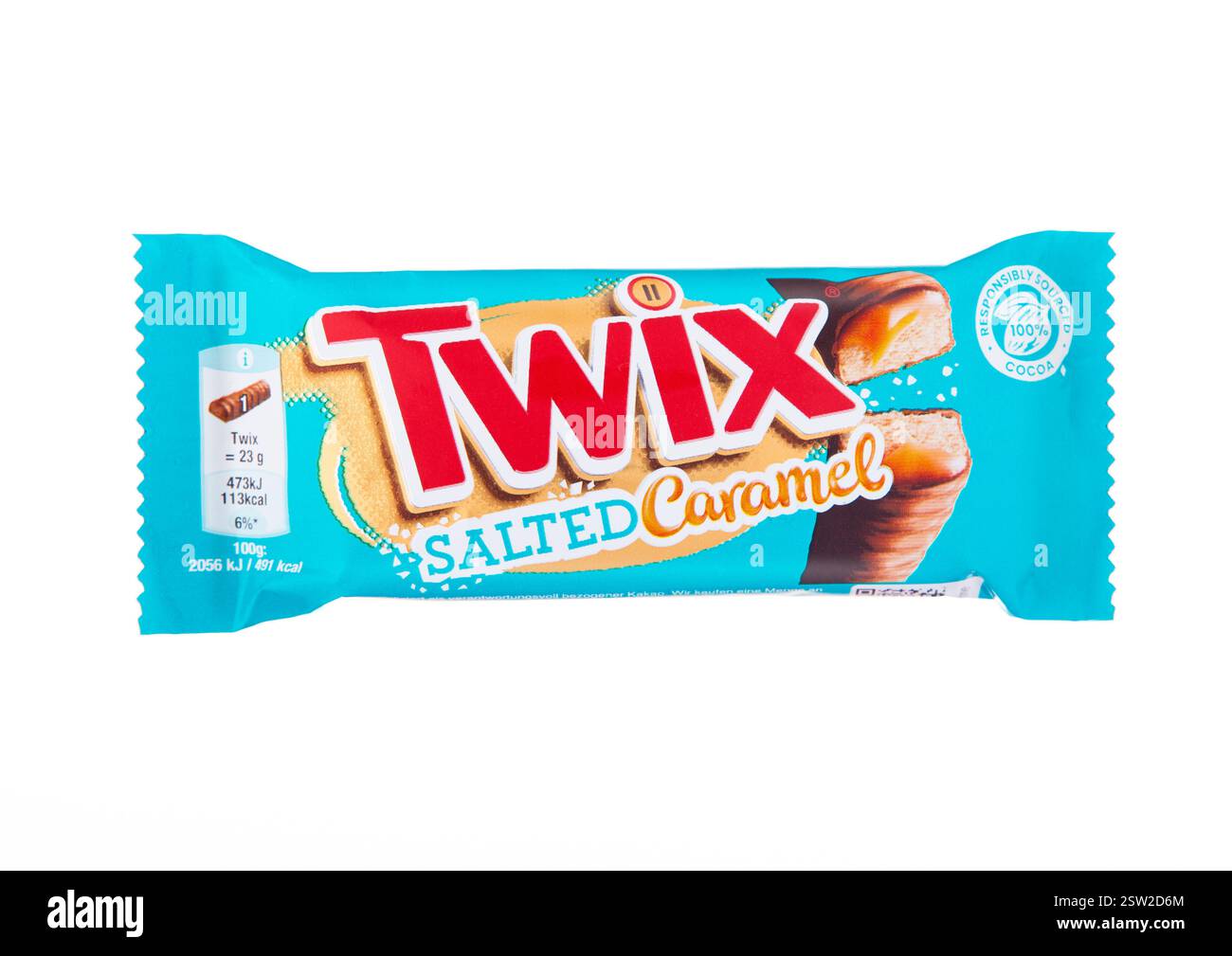 LONDRES, Royaume-Uni - 15 NOVEMBRE 2024 : édition Twix avec une combinaison de biscuit croquant, caramel salé et barre de chocolat crémeux sur blanc. Banque D'Images