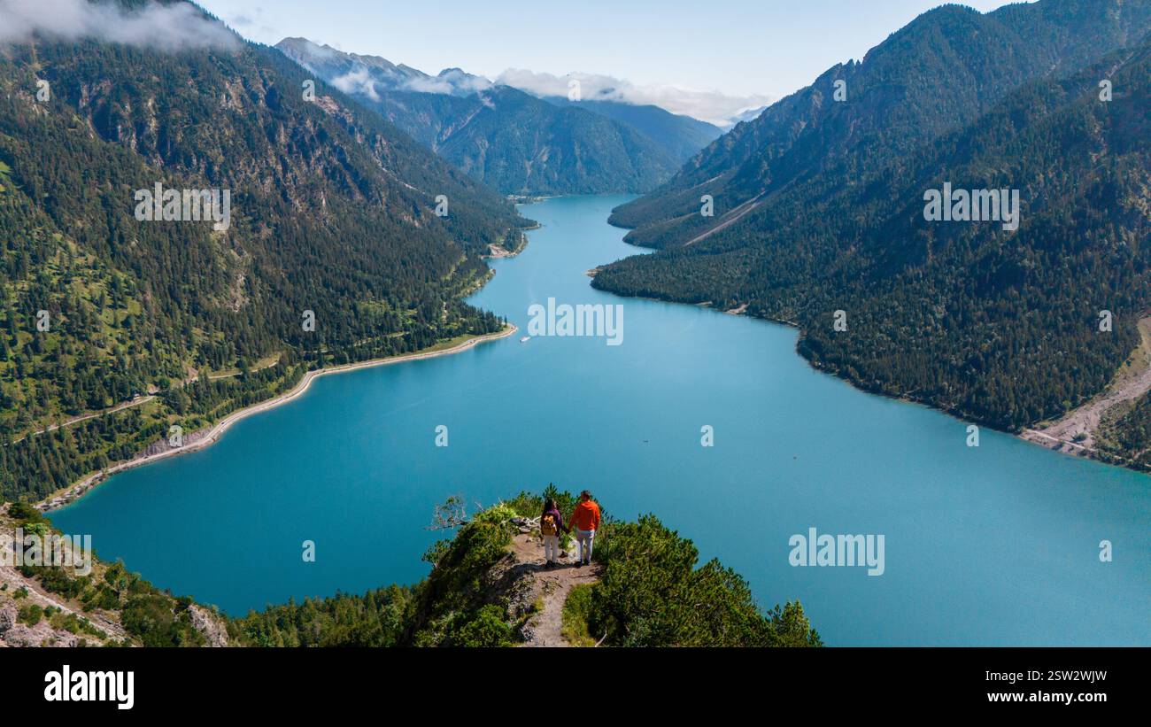 Vue imprenable sur le lac Plansee en Autriche avec des randonneurs profitant d'un paysage à couper le souffle Banque D'Images