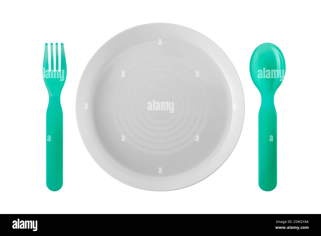 Assiette entre cuillère en plastique pour enfants et fourchette en vue de dessus sur table disposée, isolée sur blanc avec chemin de clipsage inclus Banque D'Images