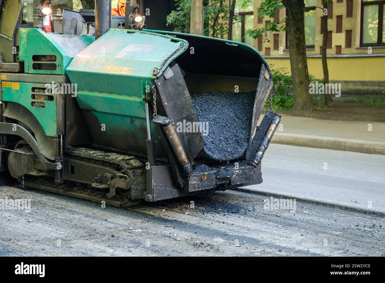 Réparation des routes, asphalte frais avant le pavage. Le véhicule de construction verse de l'asphalte Banque D'Images