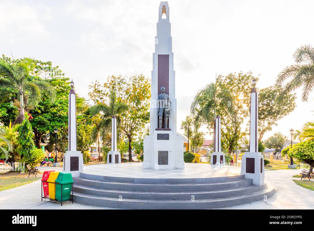 Le monument Rizal de style Art déco se dresse bien en vue sur la place Lingayen à Pangasinan, aux Philippines, honorant le héros national Banque D'Images