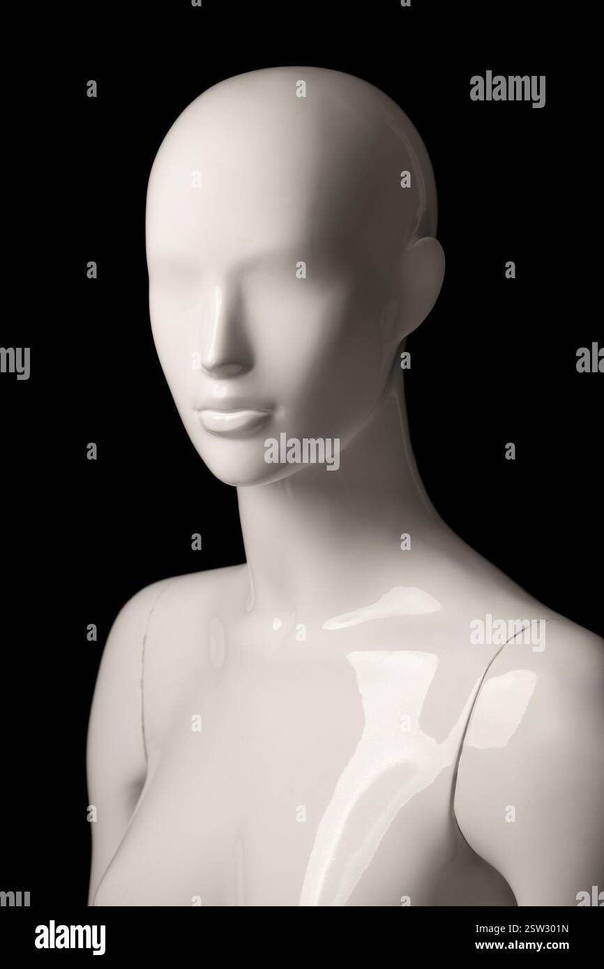 Photo de la tête et des épaules d'un mannequin féminin blanc en fibre de verre, son lisse, sans expression Banque D'Images