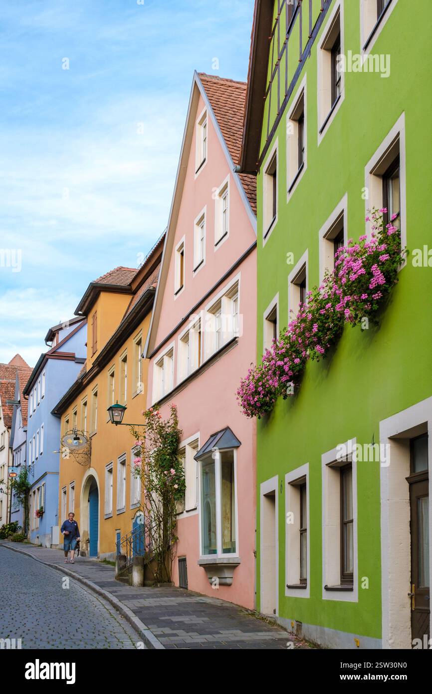Charmantes maisons colorées bordant la rue pavée de Rothenburg ob der Tauber au printemps Banque D'Images
