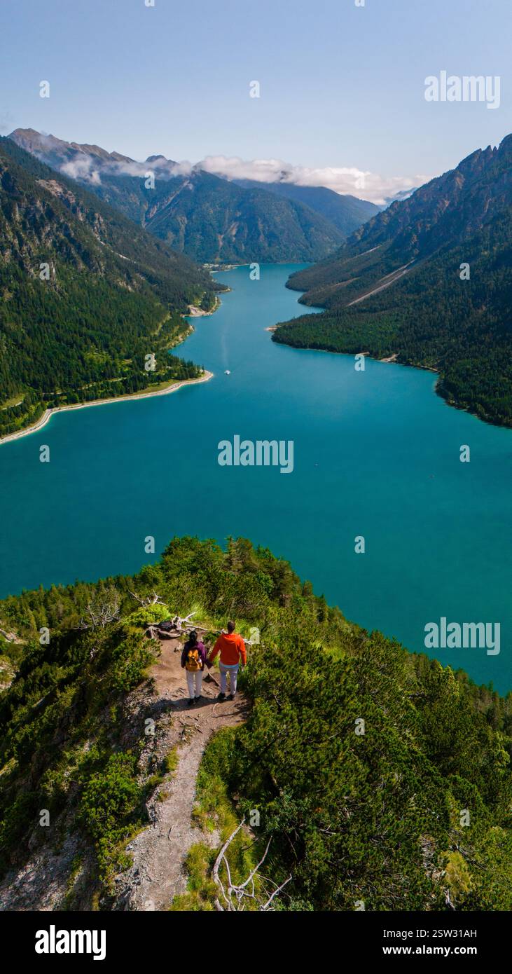 Les randonneurs profitent de la vue imprenable sur le lac Plansee en Autriche par une journée ensoleillée d'été Banque D'Images