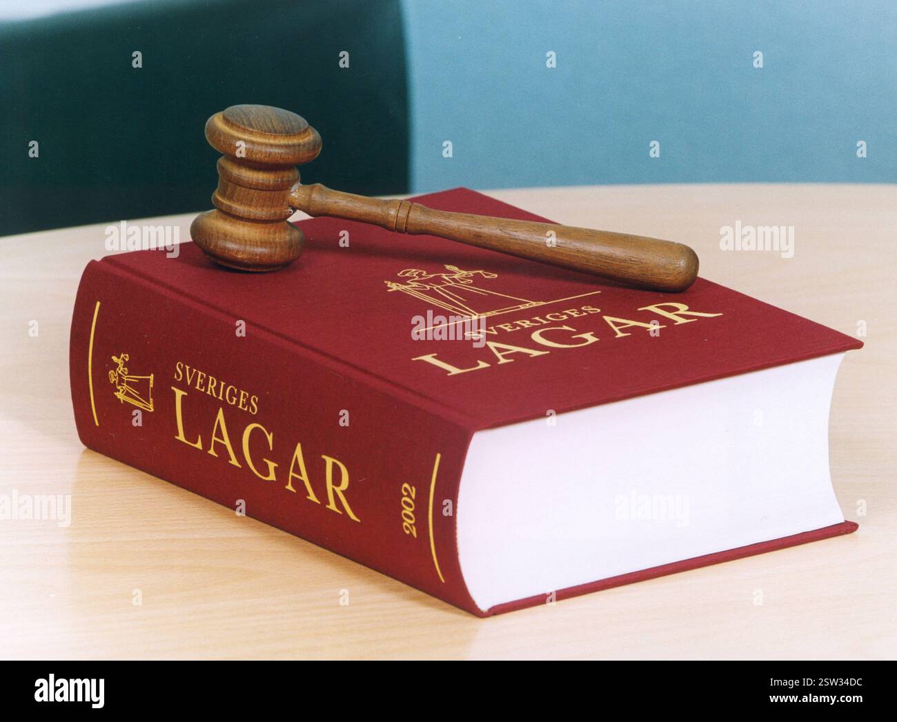 Livre de droit suédois avec un gavel de président Banque D'Images