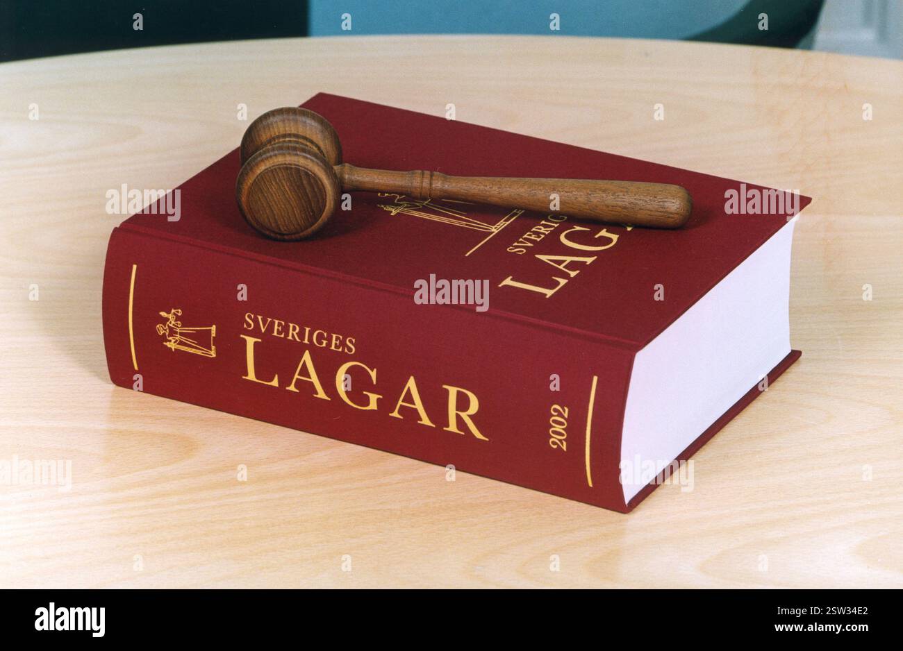 Livre de droit suédois avec un gavel de président Banque D'Images