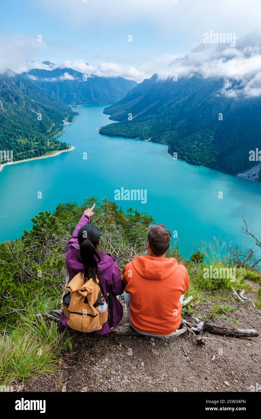 Vue majestueuse de Plansee Autriche comme les randonneurs embrassent le paysage à couper le souffle ensemble Banque D'Images