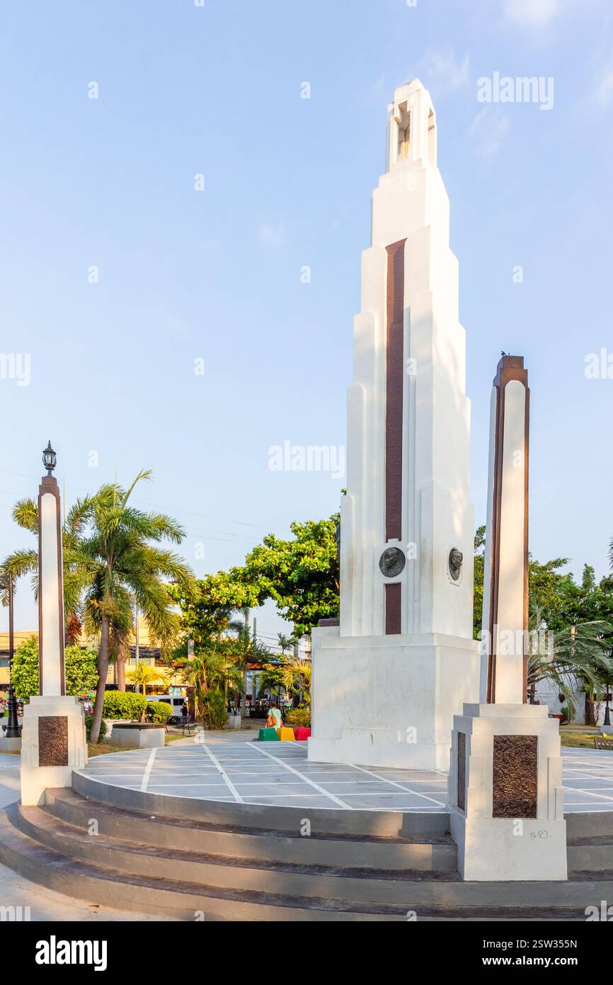 Le monument Rizal de style Art déco se dresse bien en vue sur la place Lingayen à Pangasinan, aux Philippines, honorant le héros national Banque D'Images