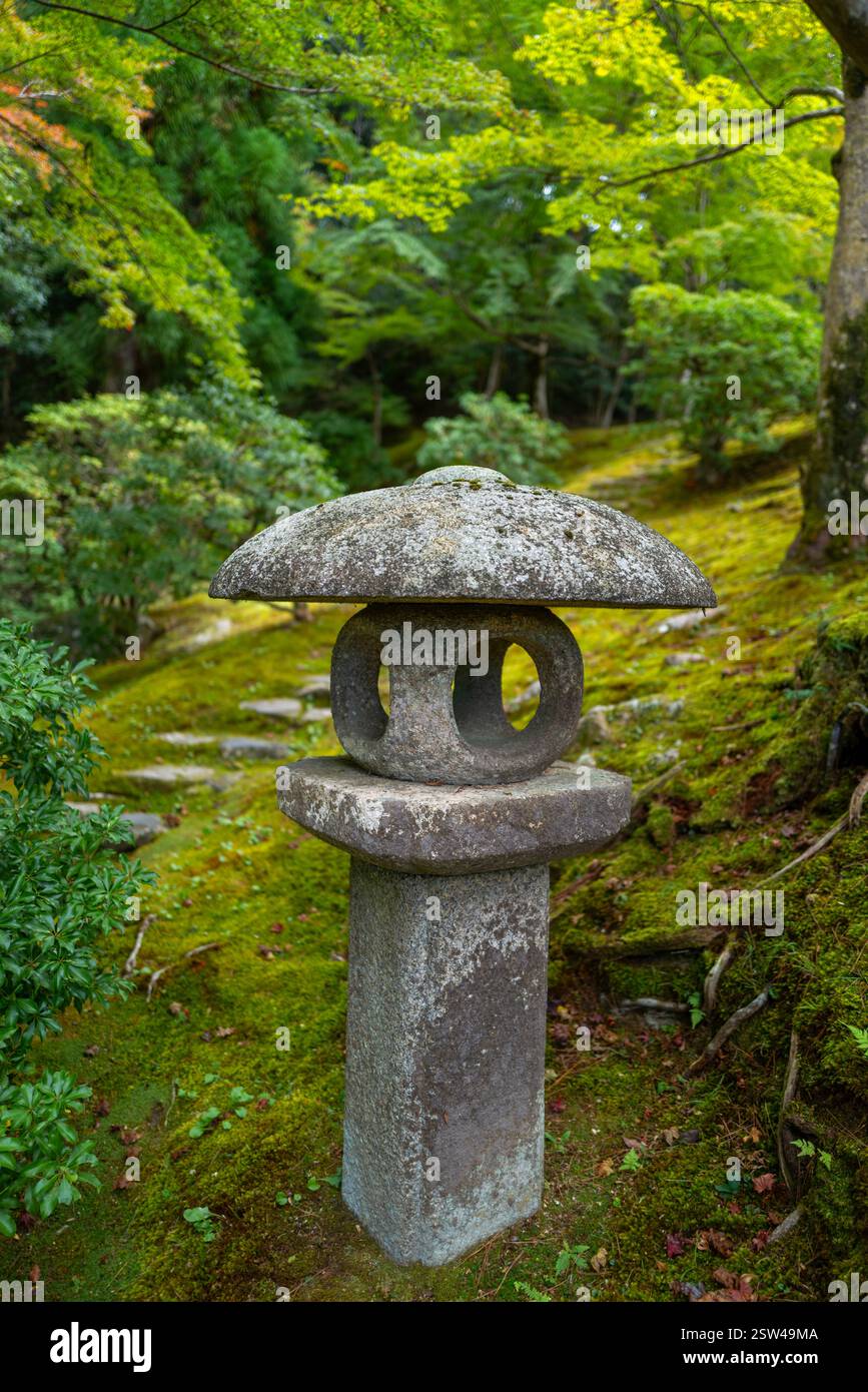 Lanterne traditionnelle en pierre dans un jardin zen dans un sanctuaire à Kyoto Japon Banque D'Images