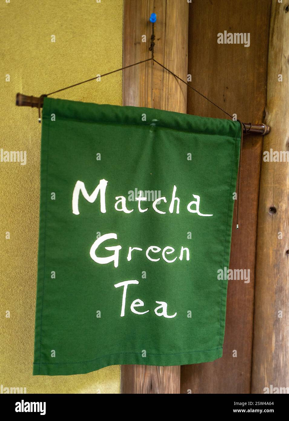 Pendentif sur une porte faisant la publicité du thé vert matcha au Japon, en Asie Banque D'Images