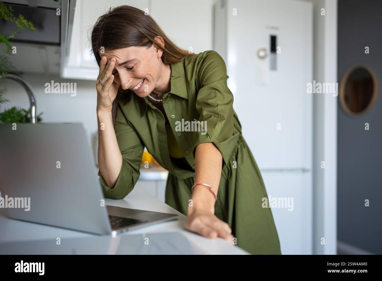 Rire femme joyeuse ont une conversation en ligne drôle avec des amis, des parents utilisant la caméra web portable Banque D'Images