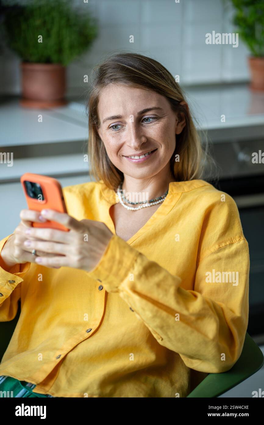 Heureuse femme surprise recevoir de bonnes nouvelles inattendues appréciant le temps de loisirs avec le téléphone portable à la maison Banque D'Images