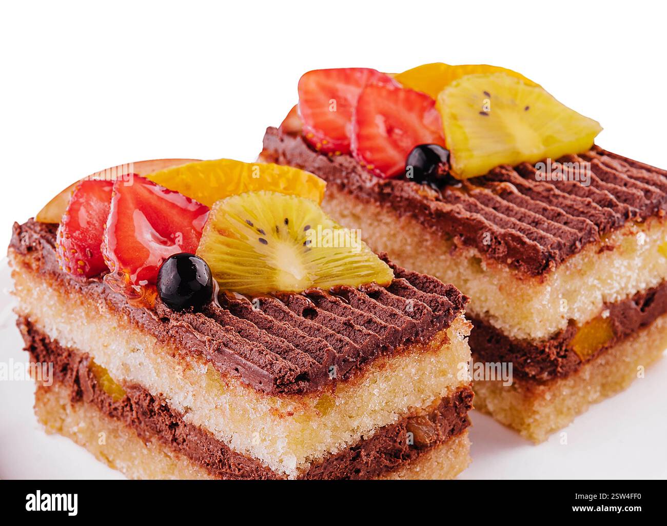 Morceaux de gâteaux feuilletés avec fraises et kiwi Banque D'Images