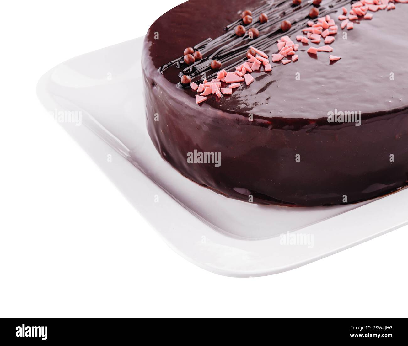 Gâteau sur assiette blanche avec garniture de chocolat Banque D'Images