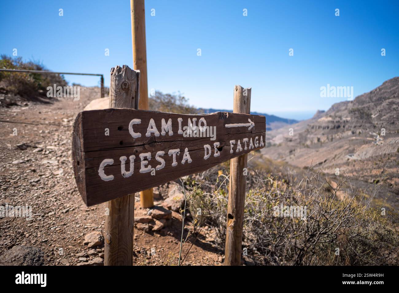 Panneau indicateur sur la route de montagne. Chemin vers l'ancien village de Fataga. Gran Canaria. Îles Canaries. Banque D'Images