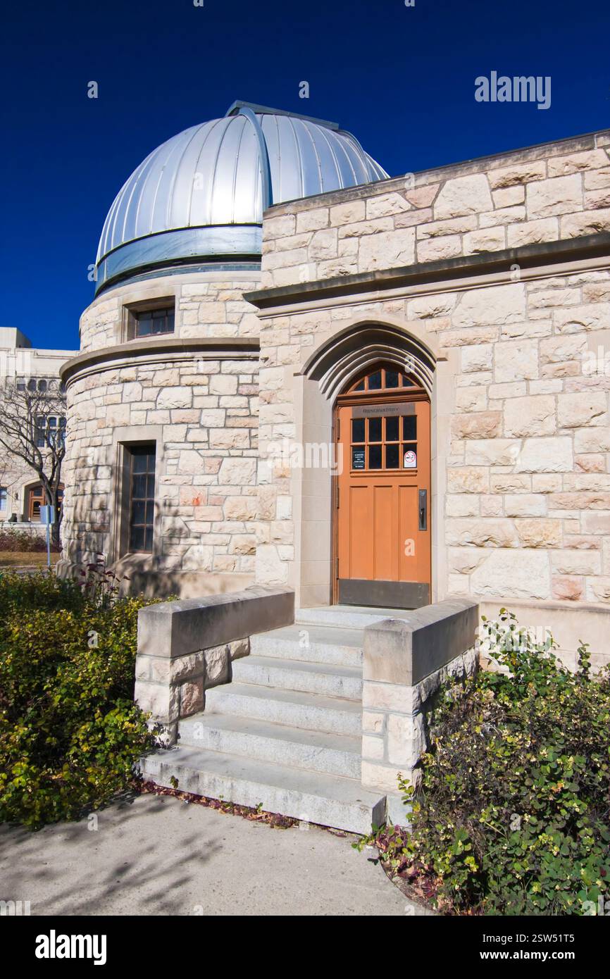 Bâtiment avec un grand télescope sur le dessus et une porte avec un autocollant dessus. Le bâtiment est en pierre et dispose d'un escalier en pierre menant à la porte Banque D'Images