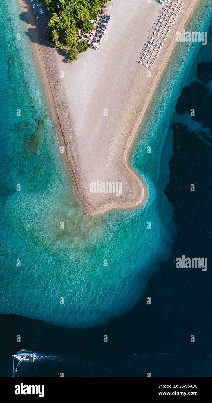 À Brac Island, les vagues d'Azur se battent contre la côte de sable doré, créant une oasis de sérénité Banque D'Images