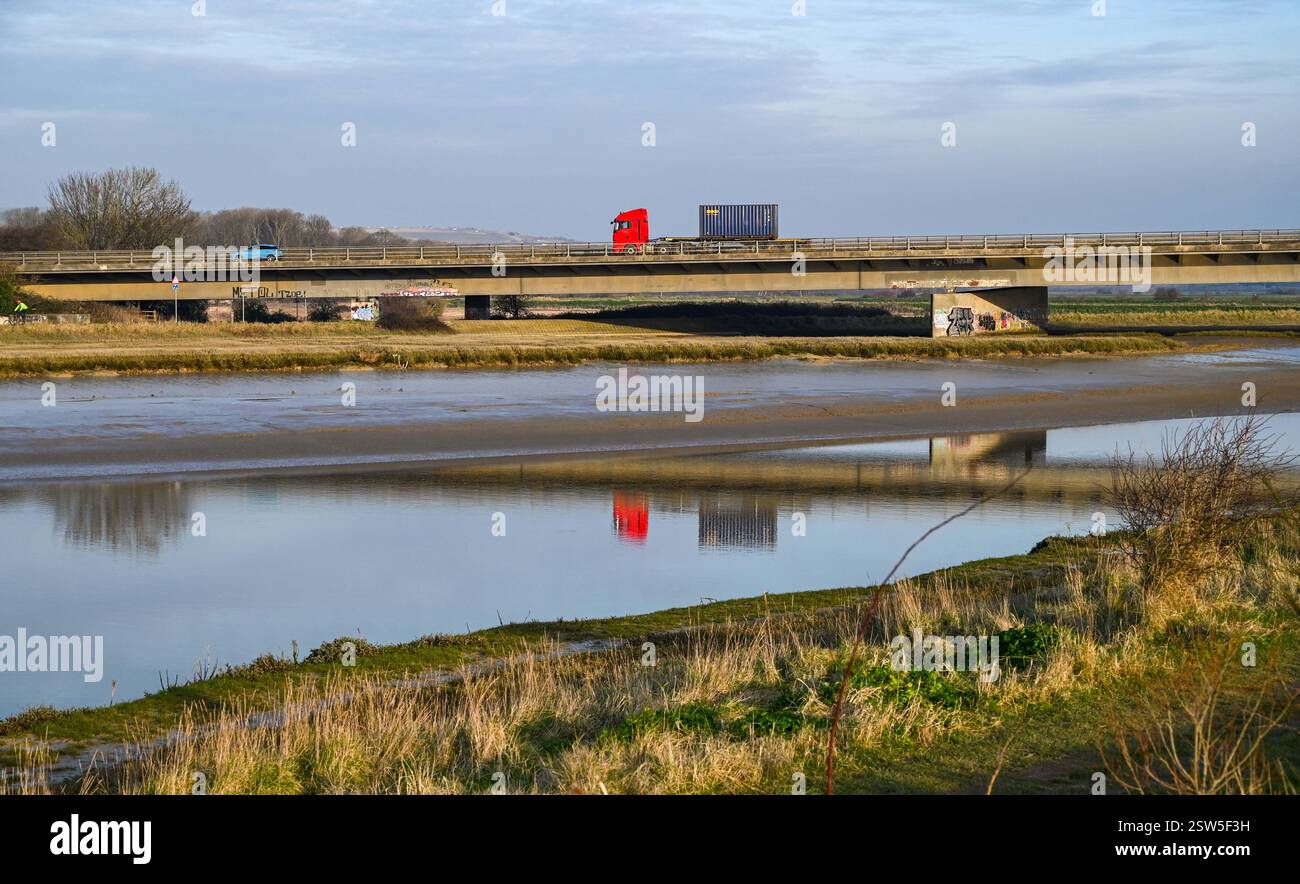 Le Shoreham Flyover A27 avec le camion reflété dans l'eau au-dessous de la rivière Adur à marée basse le matin ensoleillé d'hiver dans le Sussex de l'Ouest Royaume-Uni : crédit Simon Banque D'Images