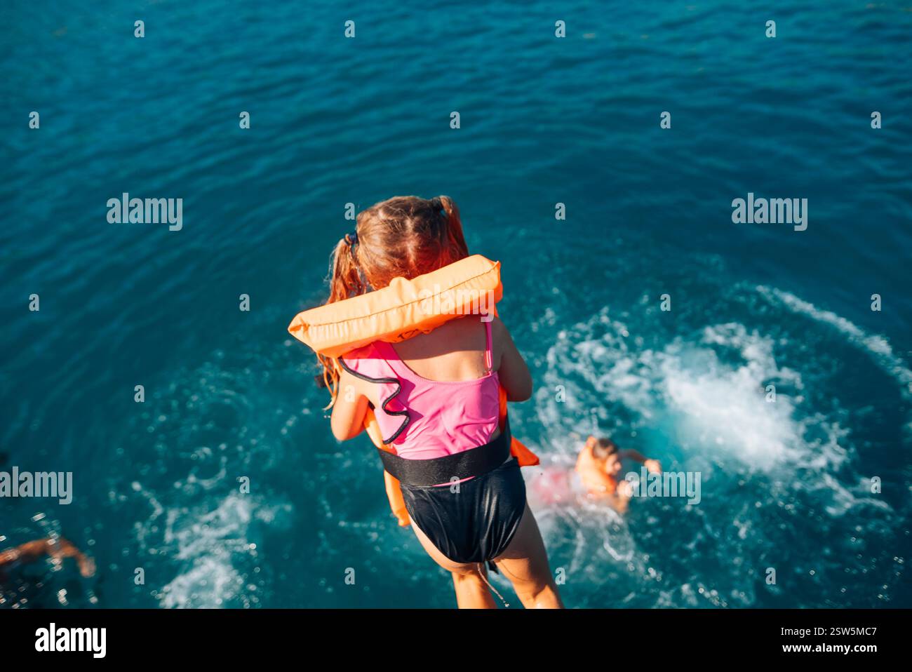 Plaisir d'été enfants profiter d'un éclaboussure joyeuse et rafraîchissante dans l'eau ensemble et avoir un souffle Banque D'Images