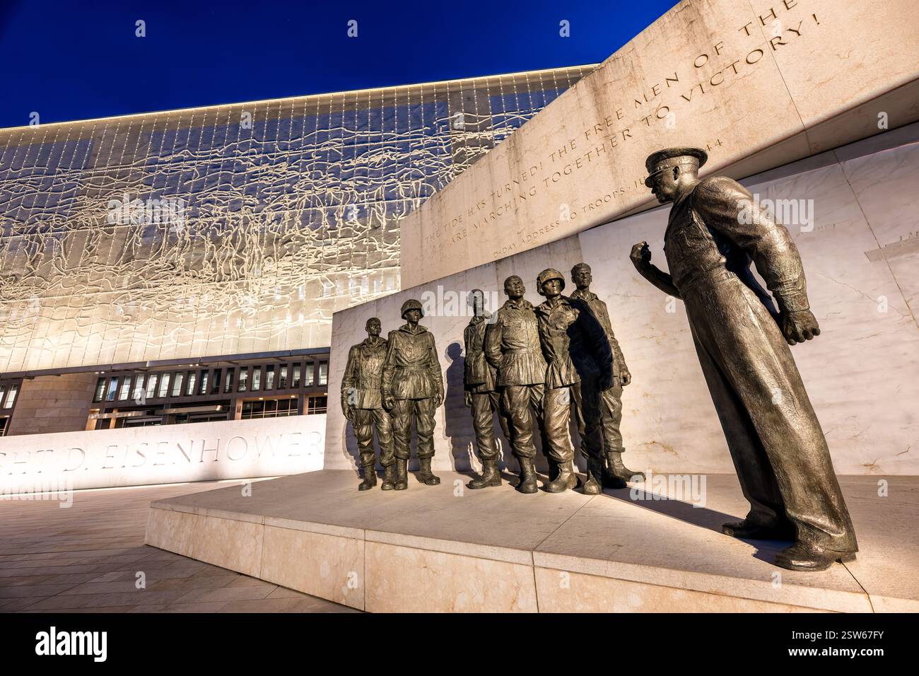 WASHINGTON DC — Un groupe sculptural en bronze de Sergey Eylanbekov au mémorial d'Eisenhower capture le général Eisenhower s'adressant aux soldats du 502e régiment d'infanterie parachutiste, 101e division aéroportée, avant l'invasion du jour J. La sculpture préserve le moment historique où le commandant suprême allié a parlé avec des parachutistes à l'aérodrome de Greenham Common en Angleterre le 5 juin 1944, quelques heures avant le début de l'invasion de la Normandie. Banque D'Images