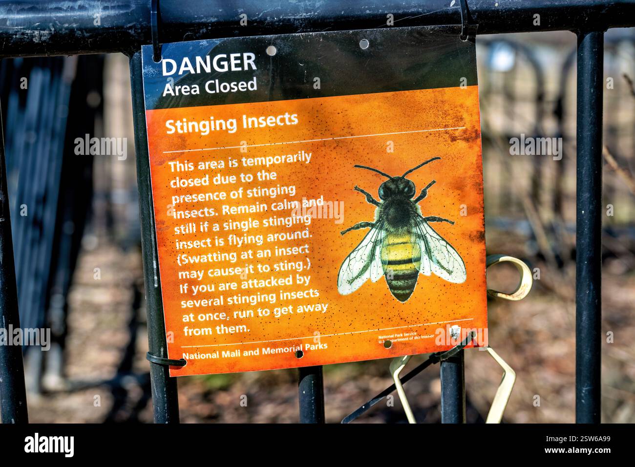 WASHINGTON DC, États-Unis — Un panneau de danger au Tidal Basin avertit les visiteurs des insectes piquants le 14 février 2025. L'avis du National Park Service indique que la zone est temporairement fermée en raison de la présence de ces insectes et fournit des instructions de sécurité. Le panneau, affiché par la division National Mall and Memorial Parks du National Park Service, offre des conseils aux visiteurs qui rencontrent des insectes piquants dans la région. Banque D'Images