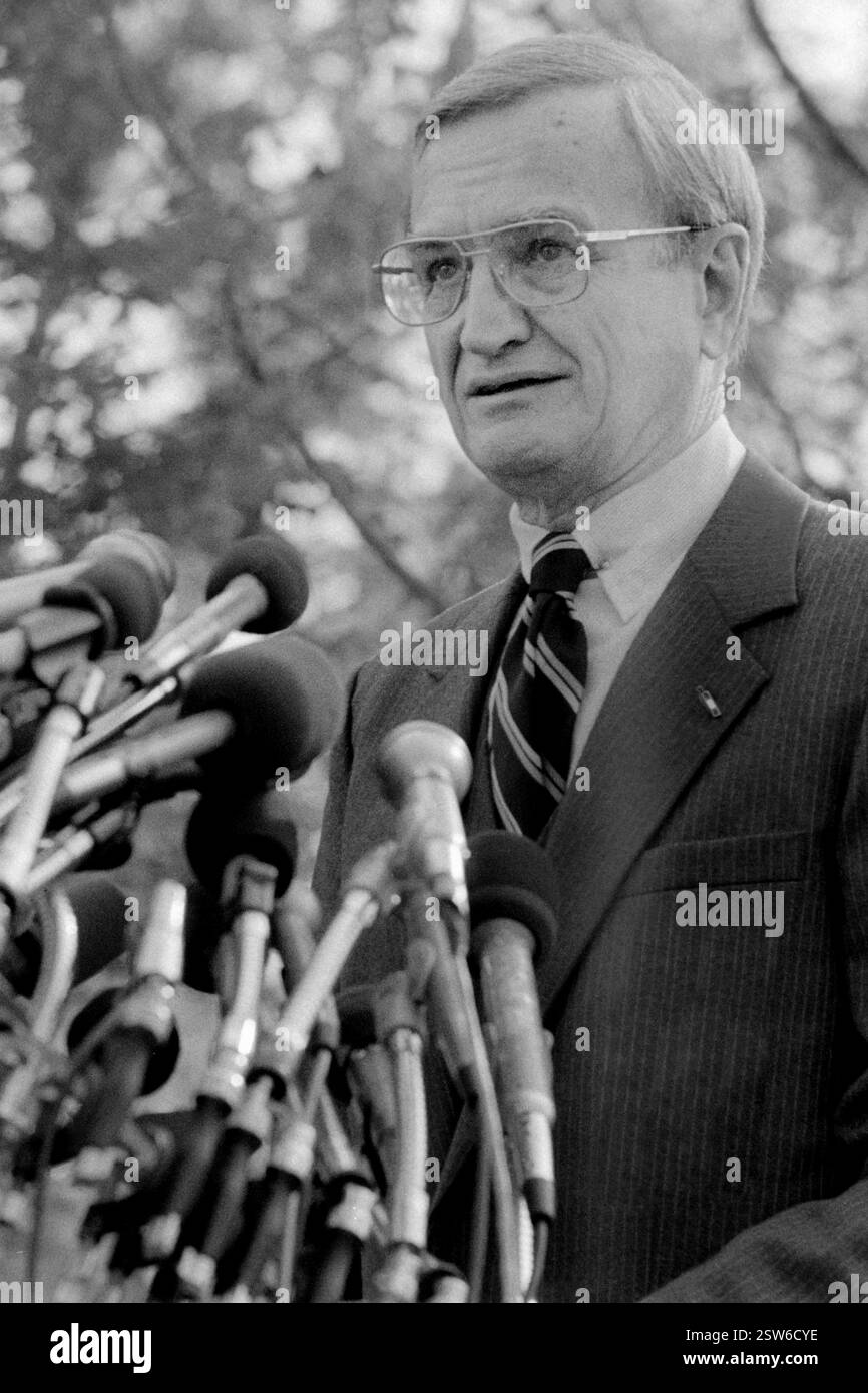 RET. U. Le génie Michael S. Davidson prononce un discours lors du dévoilement de la statue des trois militaires au Mémorial des vétérans du Vietnam, le 9 novembre 1984 à Washington, D.C. Banque D'Images