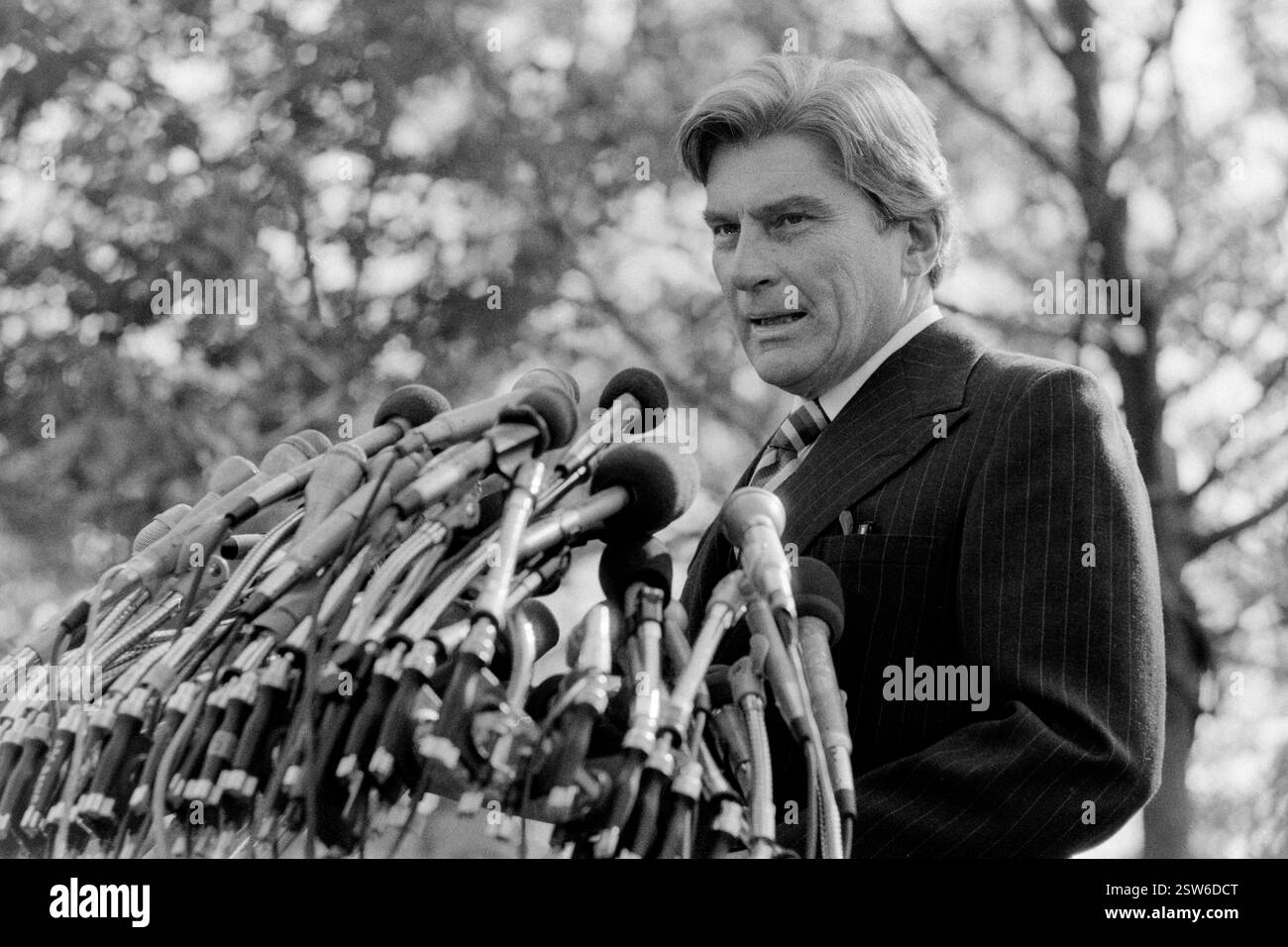 U. Le sénateur John Warner, R-va, prononce une allocution lors du dévoilement de la statue des trois militaires au Mémorial des vétérans du Vietnam, le 9 novembre 1984 à Washington, D.C. Banque D'Images