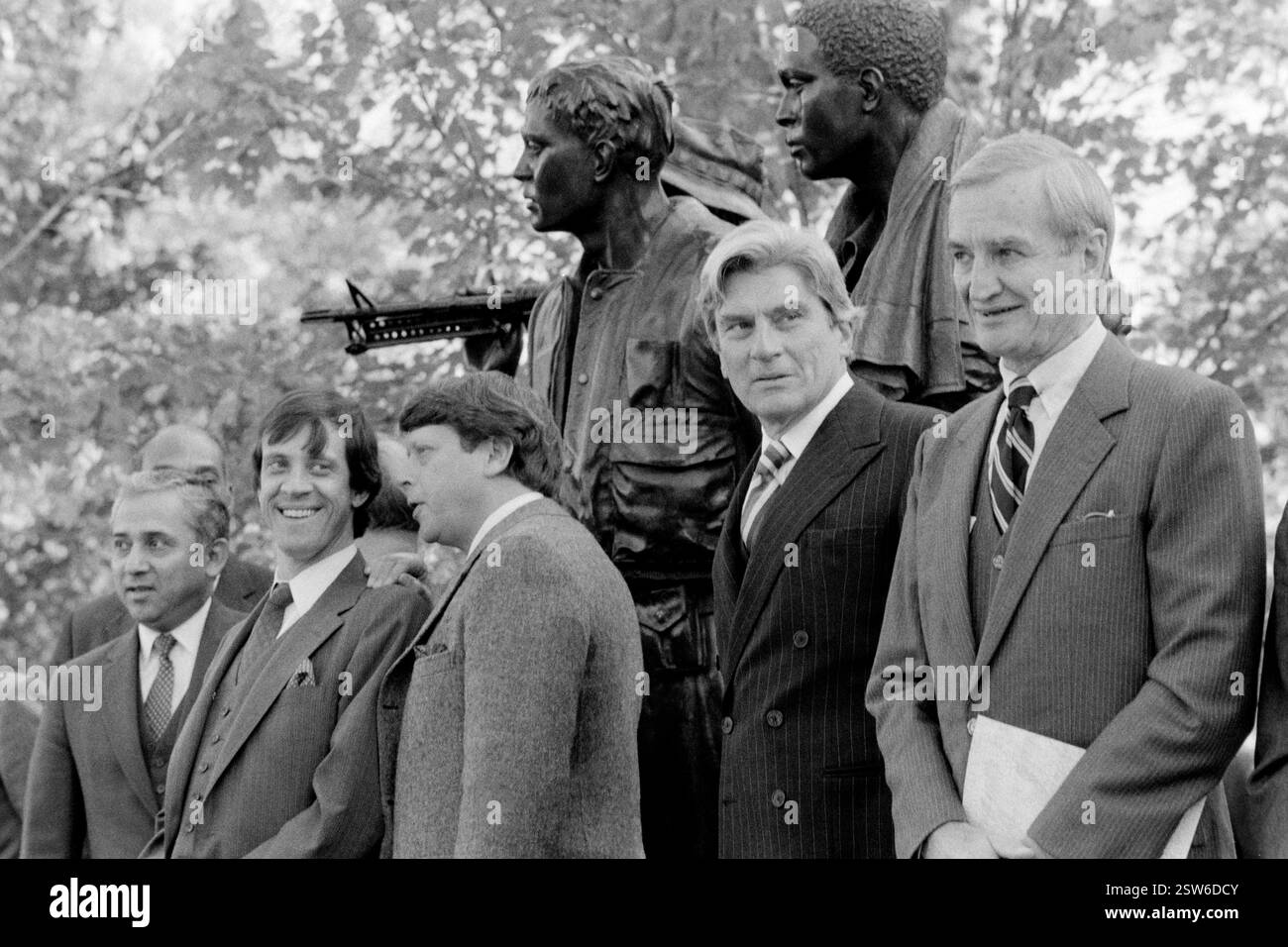 Les officiels posent après le dévoilement de la statue des « trois combattants » du Vietnam Memorial honorant les militaires, le 9 novembre 1984 à Washington, D.C. de gauche à droite : Joel Meisner, lanceur de bronze, Jan Scruggs, Vietnam Veterans Memorial Fund, le sculpteur Frederick Hart, le sénateur John Warner et le génie Michael S. Davidson. Banque D'Images