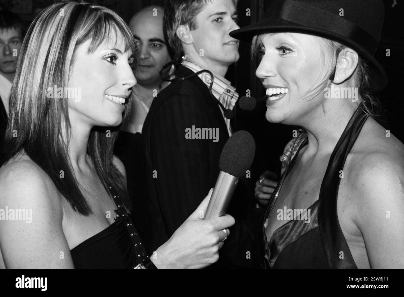 Les présentateurs Alex Jones et Amanda Protheroe Thomas aux Welsh Music Awards au Coal Exchange de Cardiff, le 20 février 2004. Photographie : ROB WATKINS. INFO : Amanda Protheroe Thomas est une présentatrice de télévision et journaliste galloise, connue pour son travail dans le domaine de la radiodiffusion sportive et de style de vie. Avec une présence dynamique à l'écran, elle a animé divers programmes, couvrant les sports d'aventure, les voyages et la culture galloise, gagnant un public dévoué. Banque D'Images